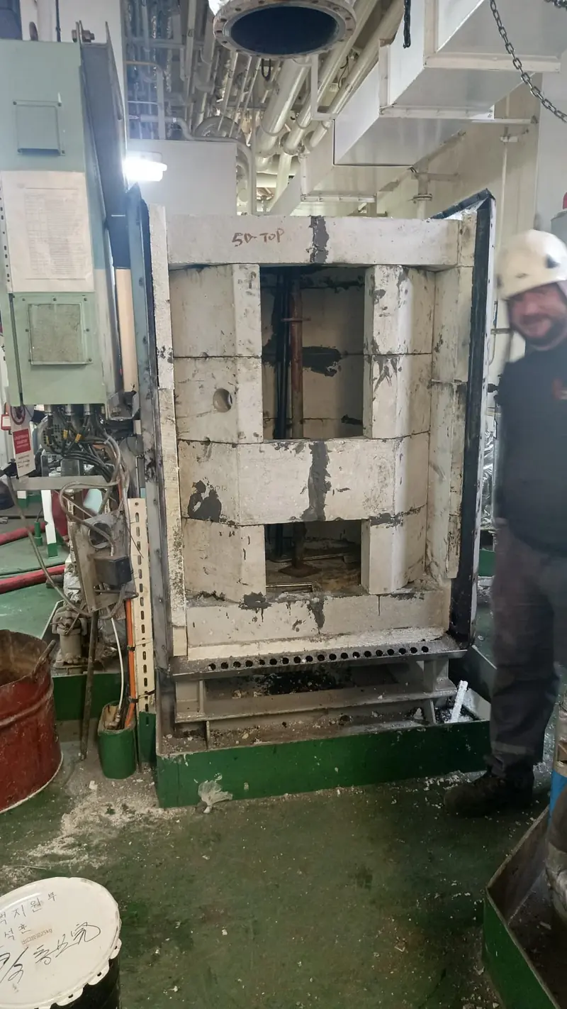 İnsineratör ünitesi, kapaklar açık